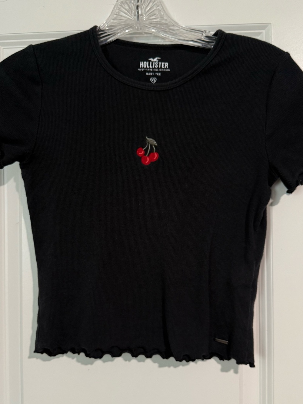 Hollister women’s Baby Tee size XS t shirt fitted crop- goth core cherries